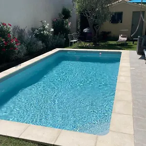 Appartement Madhi - Piscine Privee, LʼIsle-sur-la-Sorgue